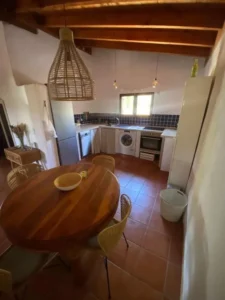 Cocina con detalle de mesa comedor en el centro