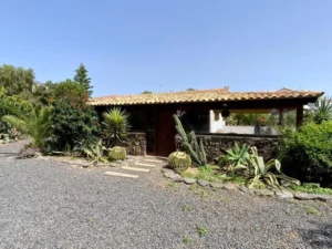 Fachada y entrada principal de la casa de planta única en Lajares.