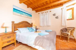 Dormitorio principal de la casa con planta única de Lajares