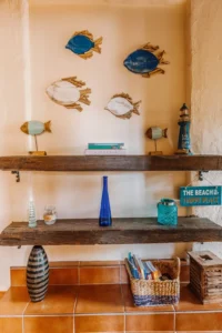 Estanterías con artículos de decoración en el salón de la casa