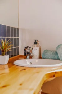 Detalle de lavabos y azulejos de uno de los baños de la casa