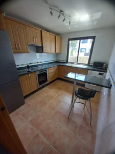 Cocina equipada y amueblada en triplex de Corralejo