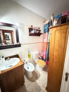 Baño totalmente amueblado