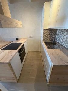 Cocina de concepto abierto completamente equipada en apartamento de El Cotillo