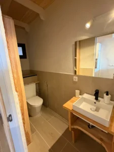Baño completo y totalmente equipado en inmueble en venta en El Cotillo