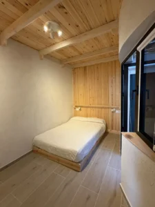 Dormitorio principal luminoso en apartamento junto al mar en El Cotillo