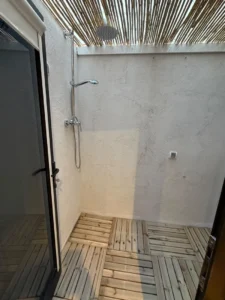 Detalle de ducha en patio exterior, al cual se sale desde el dormitorio principal