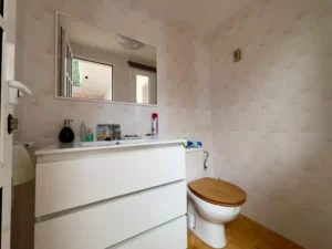 Baño en suite de uno de los dormitorios de la casa