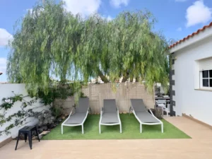 Zona ajardinada de la casa.