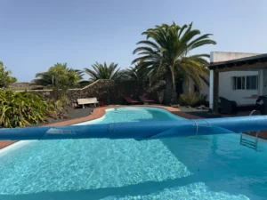 Vista forntal de la piscina