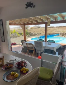 Detalle de las vistas del salón a la piscina