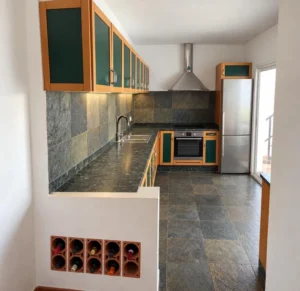 Cocina independiente, amueblada y completa con electrodomésticos