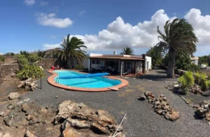 Vista aérea de la casa con piscina privada en Lajares