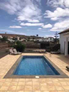 Vista cenital de la piscina privada de la casa en La Oliva
