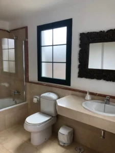 Baño principal de la villa en Casa Vieja