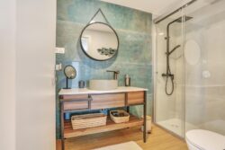 Baño completamente reformado de la vivienda vacacional en calle jable frente al puerto de Corralejo