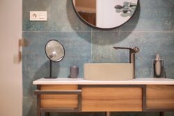 Decoración del lavabo y espejo del baño de la vivienda vacacional en calle jable frente al puerto de Corralejo