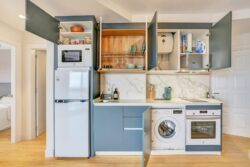 Cocina completamente reformado con detalle del interior de los armarios para vivienda vacacional en calle jable frente al puerto de Corralejo