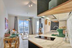 Cocina con detalles de diseño de los electrodomésticos de salón de la vivienda vacacional en calle jable frente al puerto de Corralejo