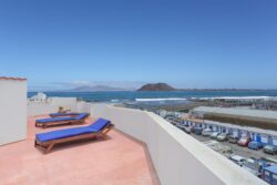 Espectaculares vistas desde la azotea a la Isla de lobos de la vivienda vacacional en calle jable frente al puerto de Corralejo