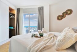 Dormitorio con detalles de ropa de cama y decoración de la vivienda vacacional en calle jable frente al puerto de Corralejo