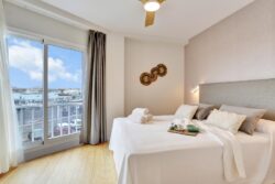 Salida al balcón del dormitorio de la vivienda vacacional en calle jable frente al puerto de Corralejo