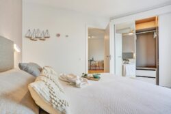 Detalles de los armarios del dormitorio de la vivienda vacacional en calle jable frente al puerto de Corralejo