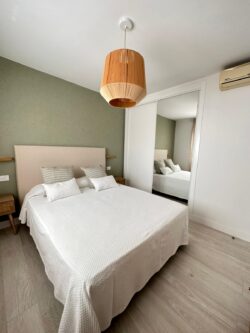 Detalles de lampara de techo del dormitorio del apartamento vacacional en el centro de Corralejo