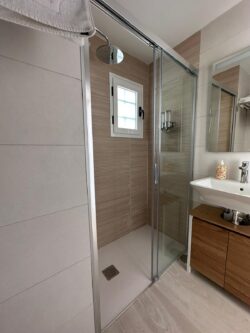 Detalles de mampara de baño del apartamento vacacional en el centro de Corralejo
