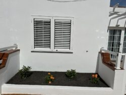 Detalles de decoración del pequeño jardín del apartamento vacacional en el centro de Corralejo