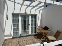 Detalles en la terraza con sillas y mesa del apartamento vacacional en el centro de Corralejo