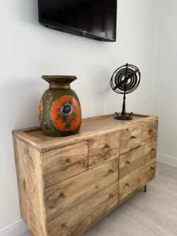 Detalles mobiliario de salón del apartamento vacacional en el centro de Corralejo