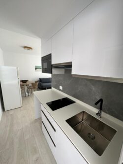 Detalles mobiliario de cocina del apartamento vacacional en el centro de Corralejo