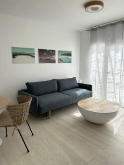 Detalles de sofás en el salón del apartamento vacacional en el centro de Corralejo