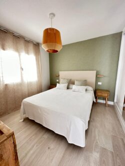 Dormitorio completamente reformado del apartamento vacacional en el centro de Corralejo