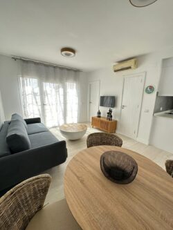 Vistas de la reforma completa en el salón del apartamento vacacional en el centro de Corralejo