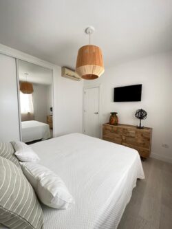Detalles de decoración del dormitorio del apartamento vacacional en el centro de Corralejo