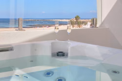 Espectacular jacuzzi en azotea con vistas al mar para disfrutar y relajarse