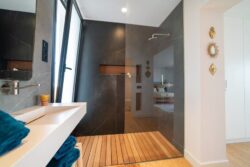 Baño moderno con plato de ducha y acabados de lujo en Villa Gaia, Fuerteventura.