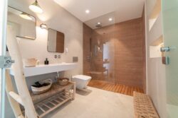 Interior de baño de diseño minimalista reformado por Innova Home en Villa Gaia, Fuerteventura.