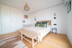Otro amplio dormitorio con cama king size en Villa Gaia, Fuerteventura.