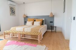Dormitorio principal amplio con cama king size y decoración minimalista en Villa Gaia, Fuerteventura.