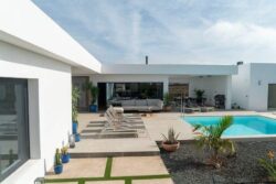 Fachada exterior con vistas piscina de Villa Gaia, Lajares, Fuerteventura.