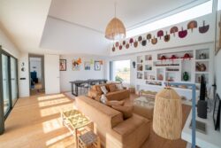 Salón amplio y luminoso con grandes ventanales y vistas al jardín en Villa Gaia, Fuerteventura.