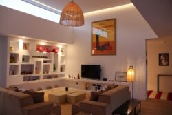 Salón de concepto abierto con mobiliario moderno y zona de comedor en Villa Gaia, Fuerteventura.