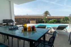 Terraza exterior con mesa, sillas y vistas piscina de Villa Gaia, Lajares, Fuerteventura.