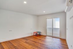 Salón con suelo de tarima de madera de los apartamentos de planta alta del edificio de 4 apartamentos en El Cotillo