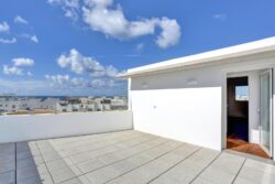Azotea de los apartamentos de planta alta del edificio de 4 apartamentos en El Cotillo