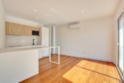 Vista completa del salón y cocina con aire acondicionado de los apartamentos de planta alta del edificio de 4 apartamentos en El Cotillo