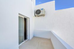 Patio con detalle del montaje exterior del aire acondicionado de los apartamentos de planta alta del edificio de 4 apartamentos en El Cotillo